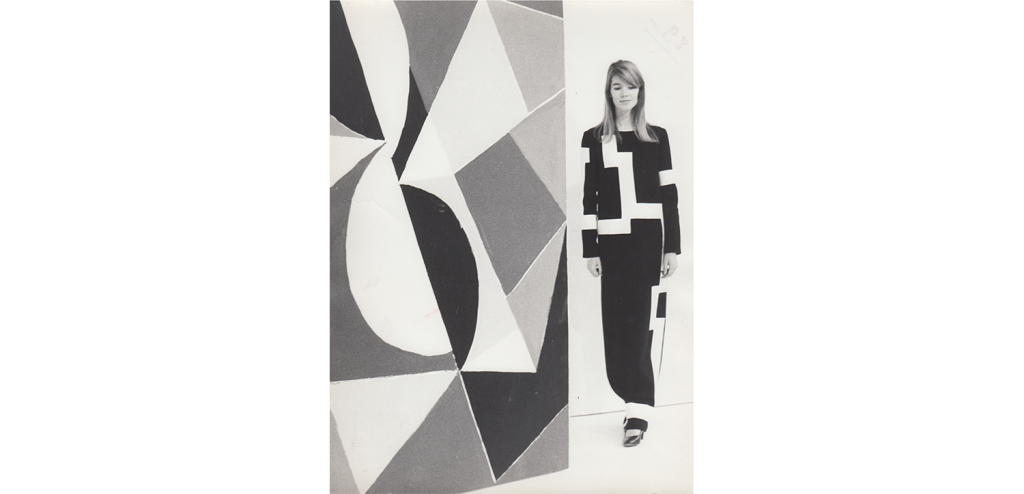 Françoise Hardy sur le plateau d'Emission Quatre Temps, robe dessinée par Sonia Delaunay réalisée par Marc Bohan, décors de Sonia Delaunay, Paris