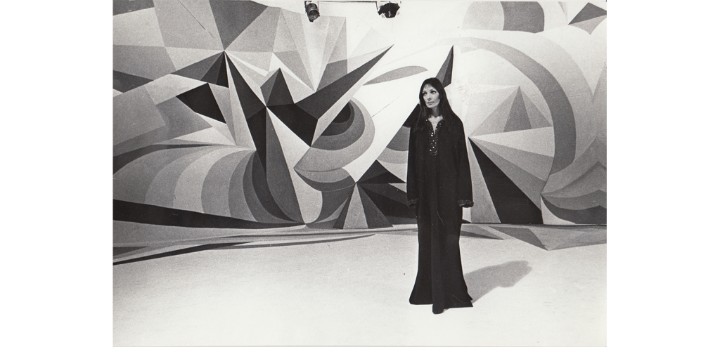 Marie Laforêt sul set di Emission Quatre Temps, scenografie di Michel Argente, Parigi. Foto di Arpeges Decor