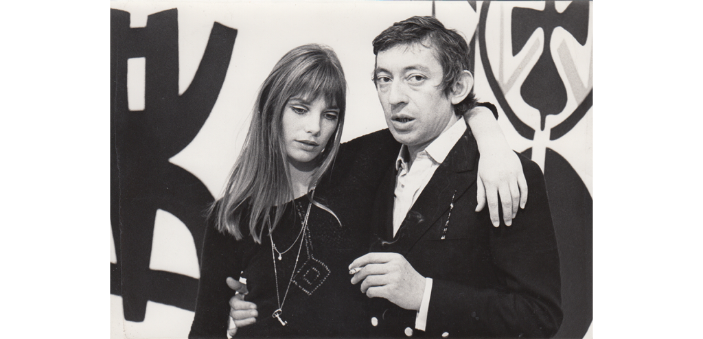 Jane Birkin e Serge Gainsbourg sul set di Emission Quatre Temps, scenografie di Giuseppe Capogrossi, Parigi, 1968. Foto di Robert Donat